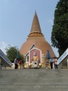 Nakhon-Pathom-06 * Nakhon Pathom Chedi - die lteste Chedi Thailands und das grte buddhistische Bauwerk der Welt! * 1536 x 2048 * (1.36MB)